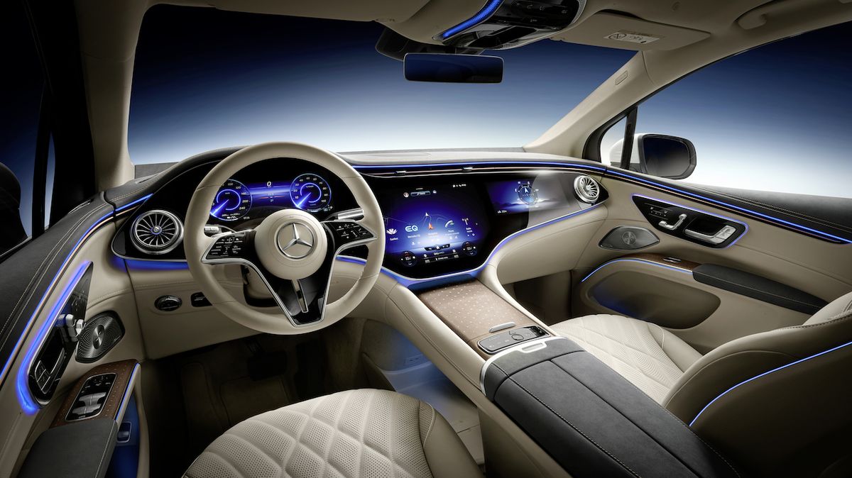 Sedmimístný elektrický obr s obrazovkou přes celý interiér. Mercedes poodhaluje EQS SUV