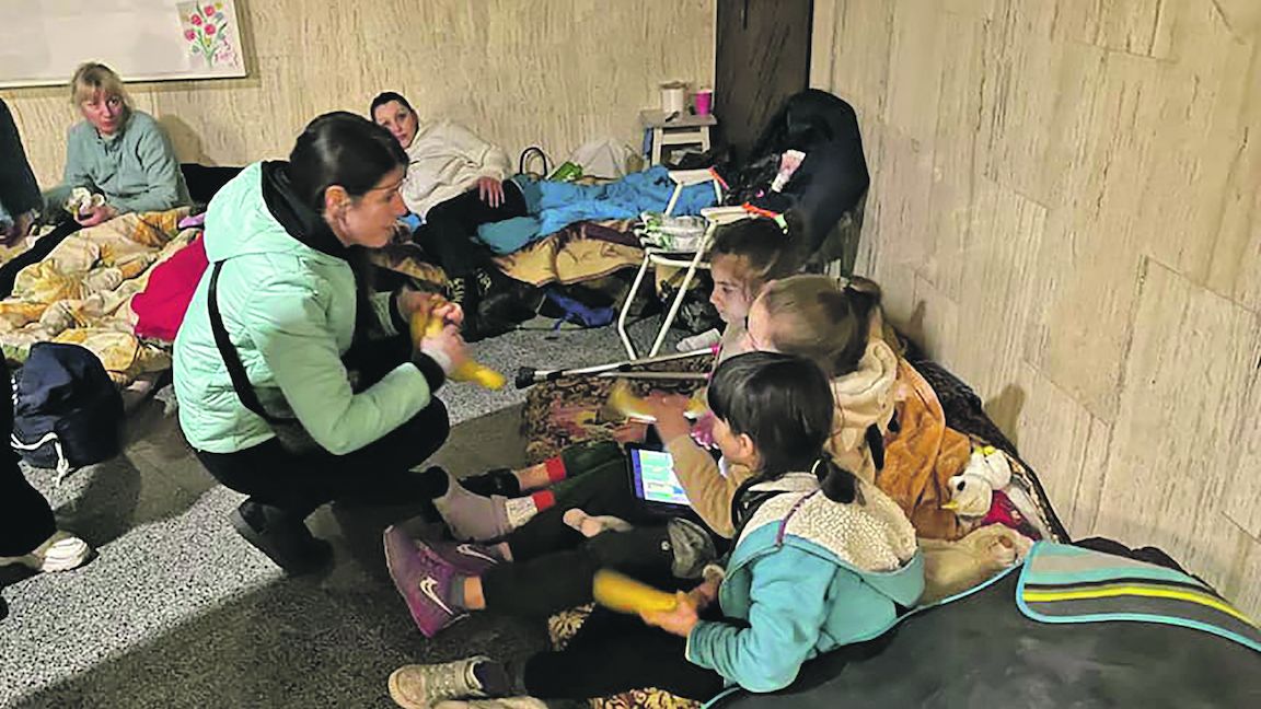 S jídlem a hračkami rozdávají v kyjevském metru naději