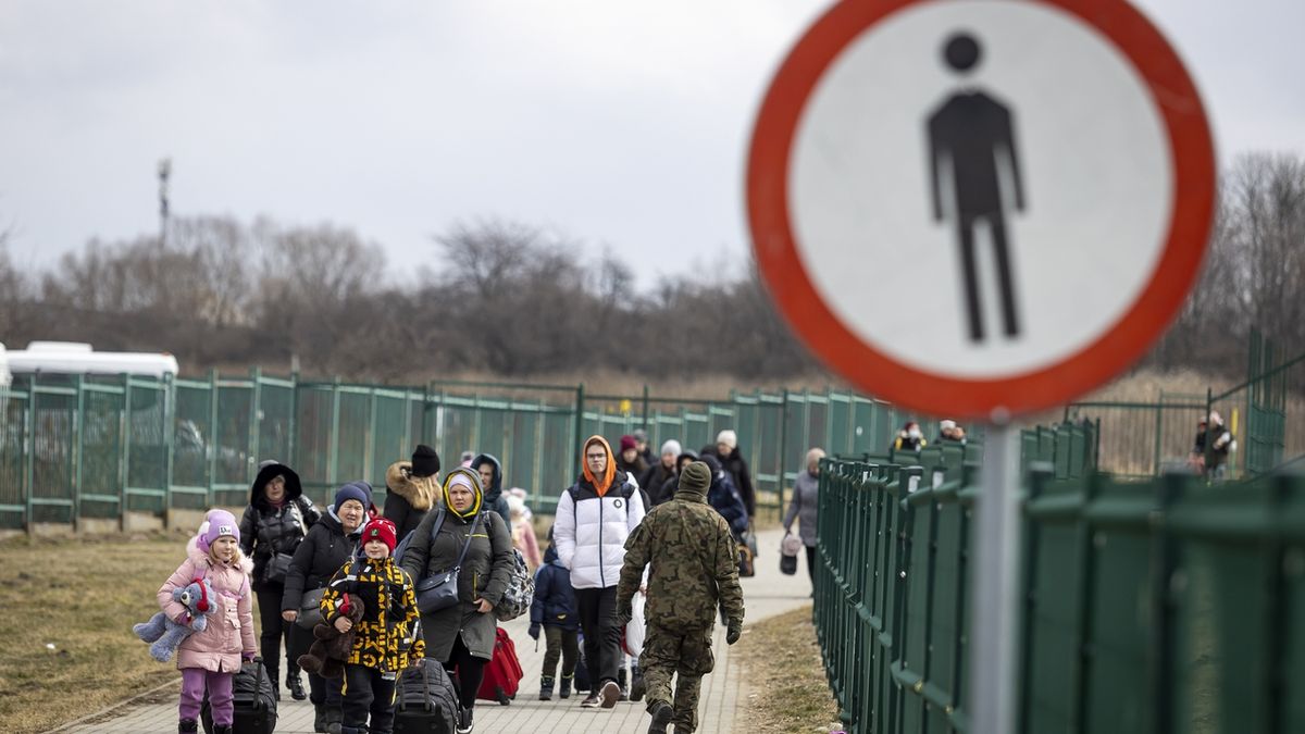 Proud uprchlíků na ukrajinské hranici: Téměř žádní muži