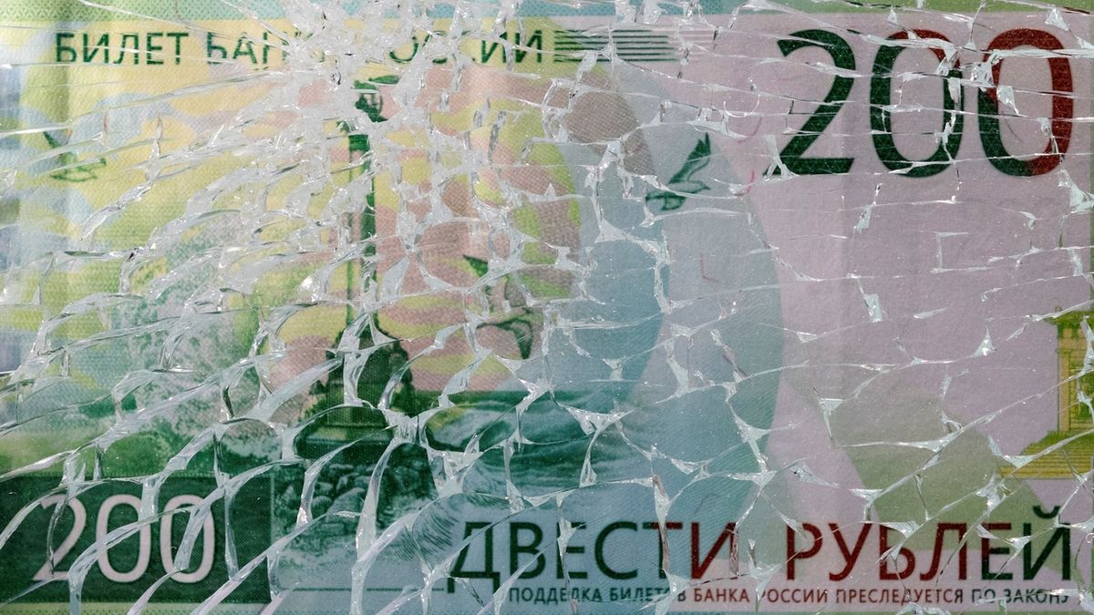 Rusko míří k deflaci. Rubl je příliš silný a lidé šetří
