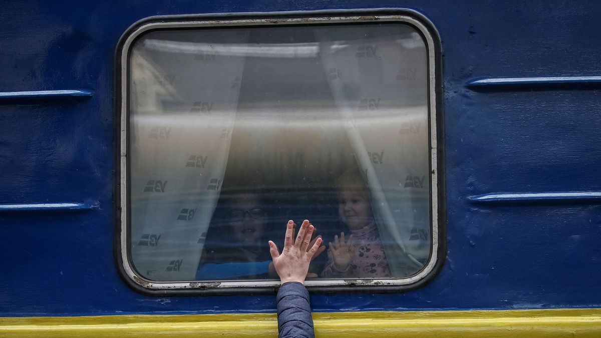 Muž se loučí se svým potomkem v evakuačním vlaku z Kyjeva do Lvova