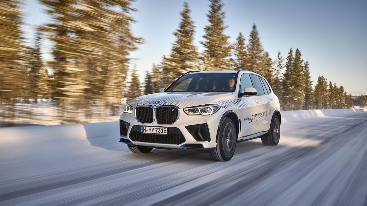 BMW ukazuje vodíkové SUV iX5 při zimním testování