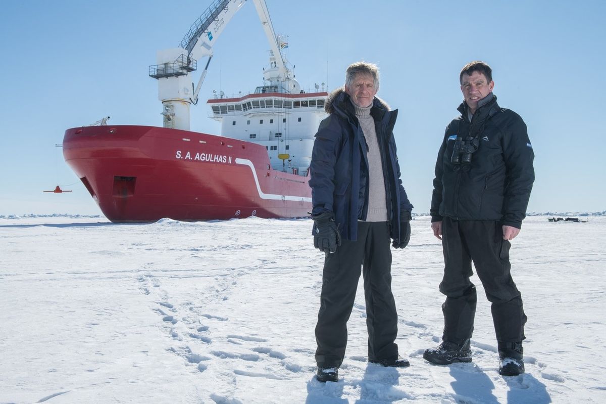 Vpravo vedoucí aktuální výpravy Shears, vedle něj výzkumník Bound, v pozadí ledoborec Agulhas II (snímek z letošního února)