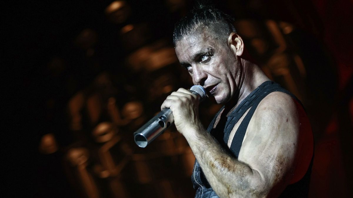 Rammstein mrzí utrpení Ukrajinců, zpěvák pomáhá uprchlíkům