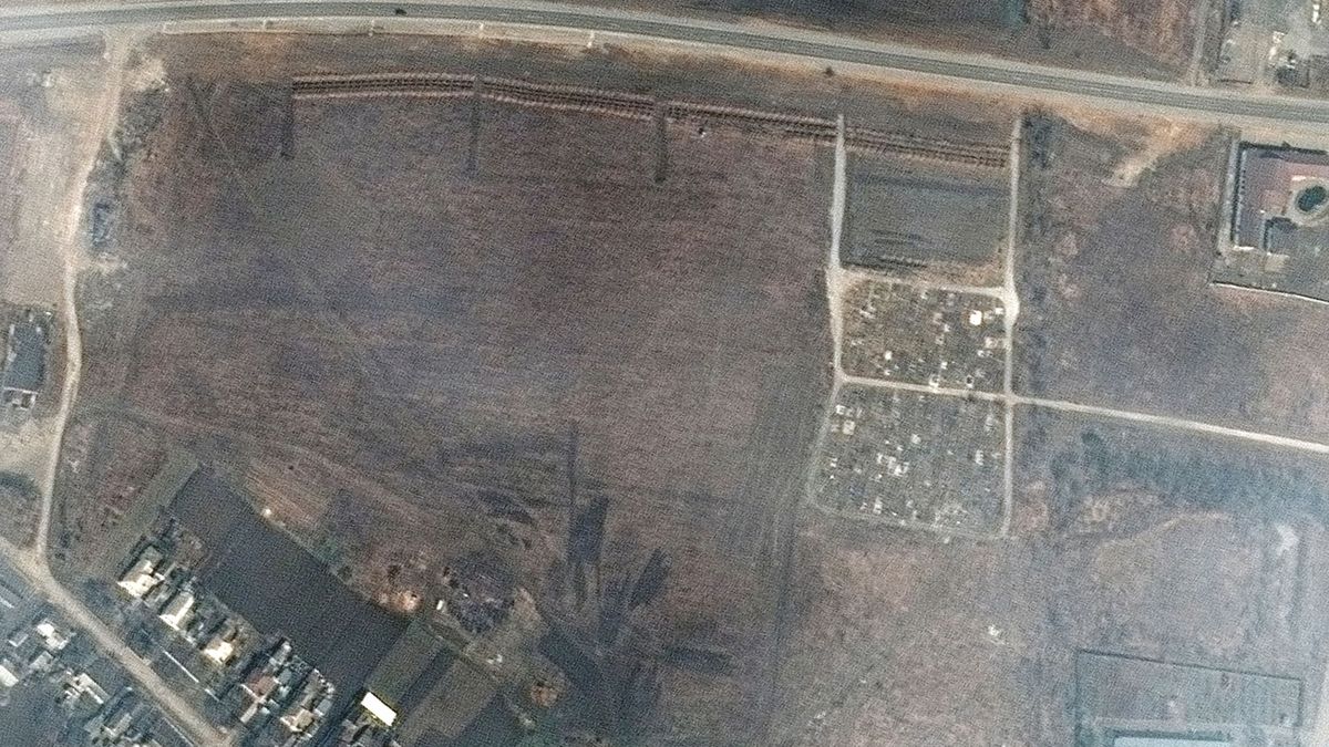 Satelitní snímky odhalily masový hrob u Mariupolu