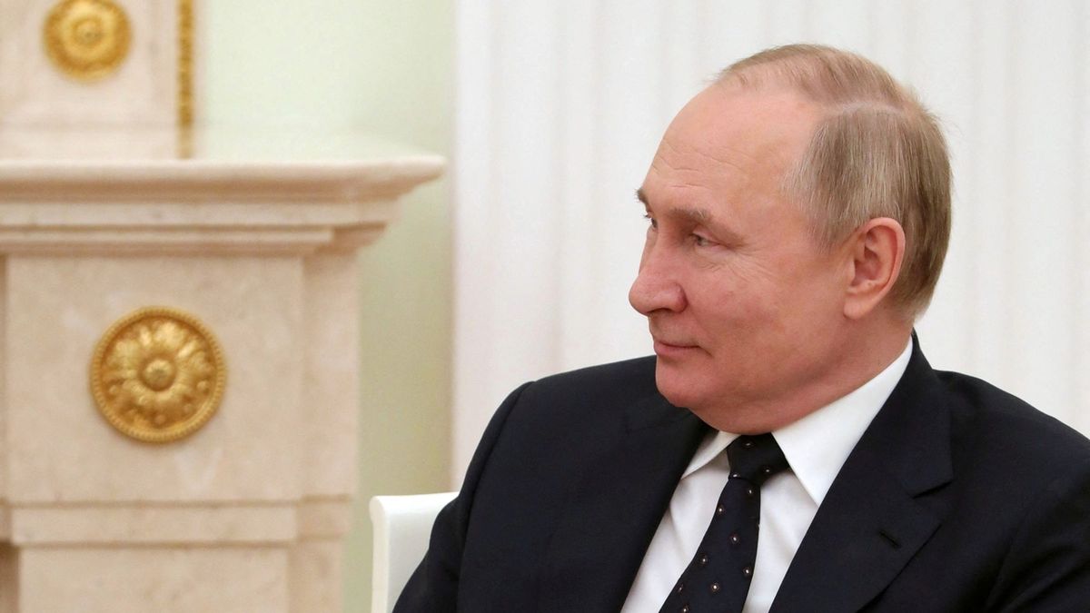 Srdečné pozdravy z Ruska: Přeji hodně úspěchů, gratuloval Putin Macronovi