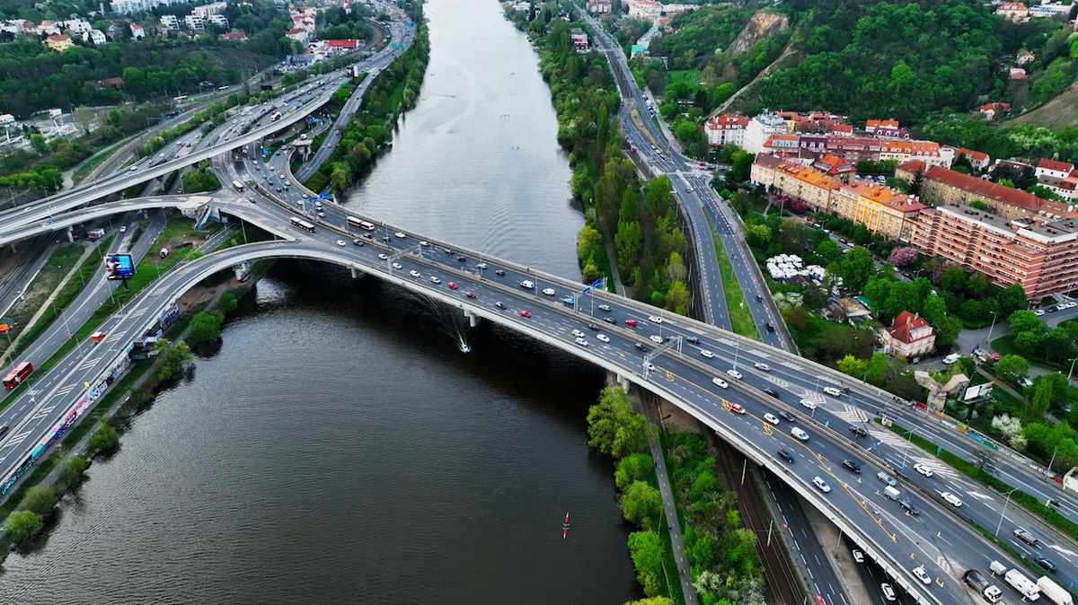 PŘEHLEDNĚ: Jak při opravě Barrandovského mostu cestovat autem a MHD