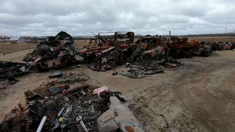 Pohřebiště tanků. V Buči svážejí zničené stroje na obří vrakoviště