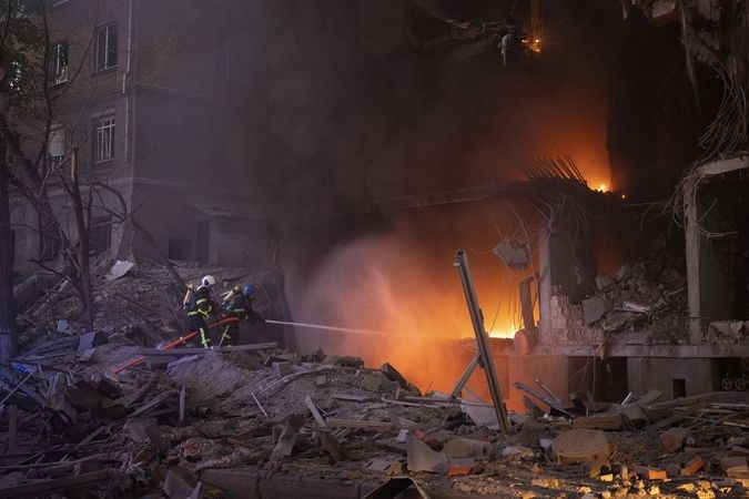 Пожарные борются с пожаром, вызванным взрывом в Киеве.