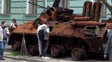 V Kyjevě uspořádali přehlídku ruských vojenských vraků