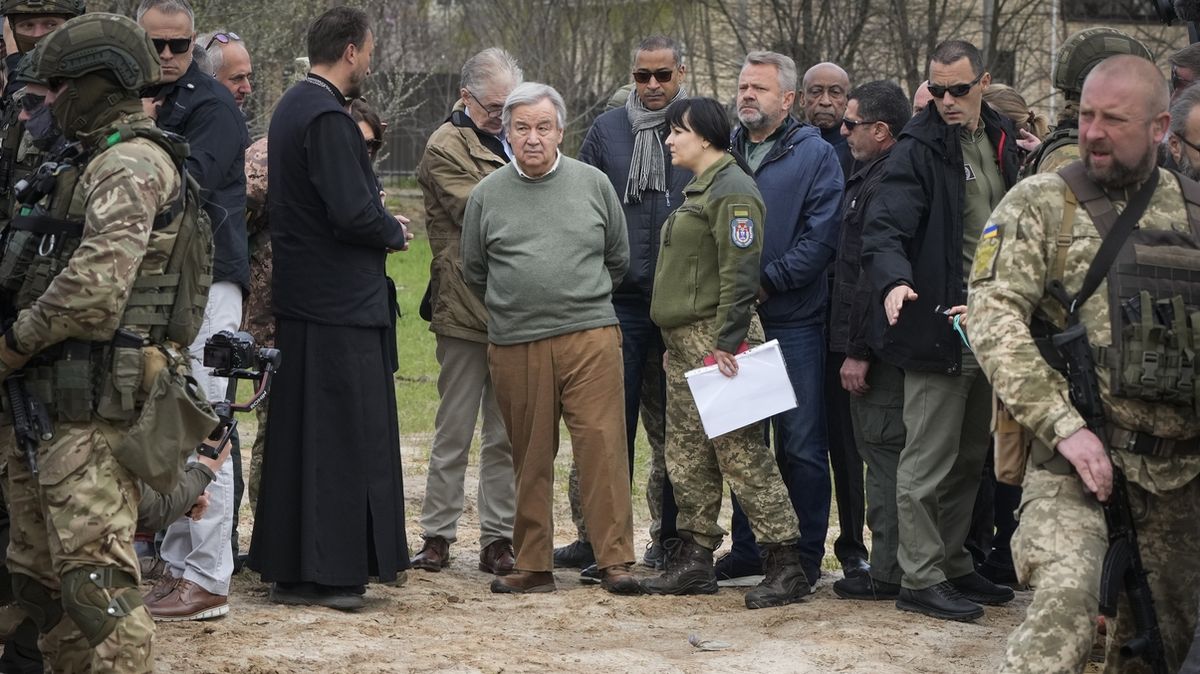 Generální tajemník OSN navštívil místo masového hrobu v Buči i zničenou Boroďanku