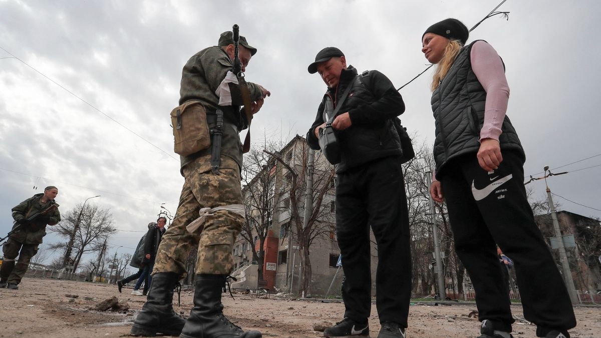 Proruský separatista kontroluje doklady obyvatel Mariupolu