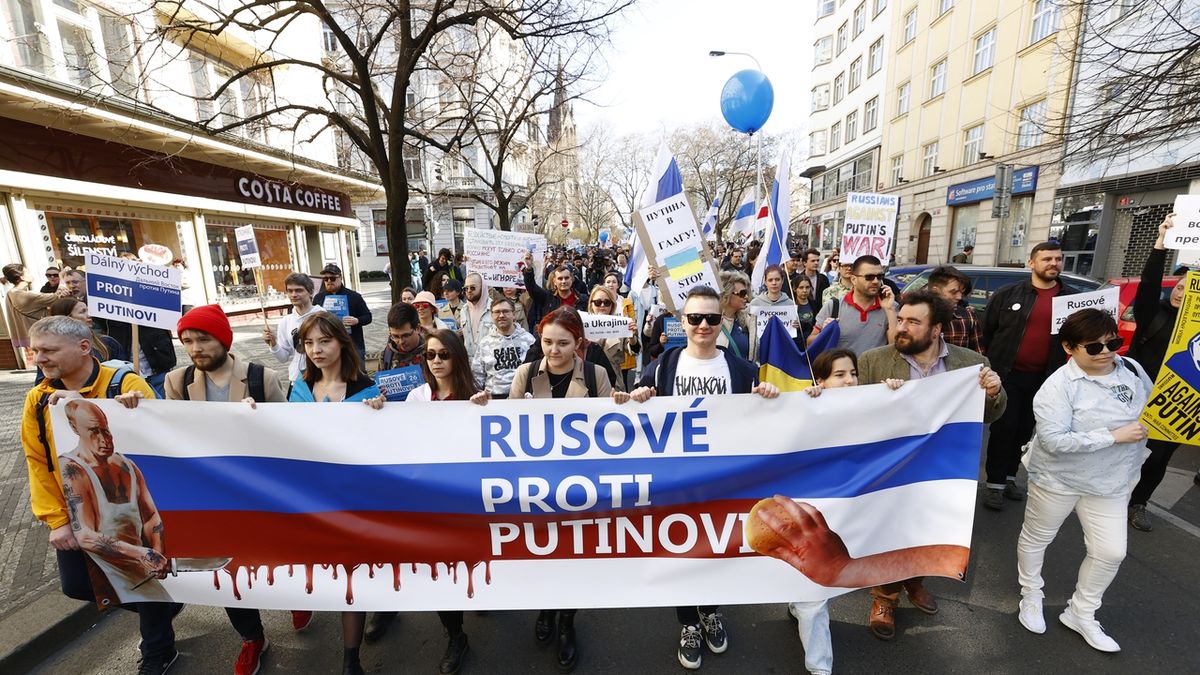V centru Prahy demonstrovali v sobotu Rusové žijící v Česku proti vojenské intervenci na Ukrajinu.