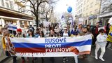 FOTO: Rusové v Praze demonstrovali proti válce a Putinovi