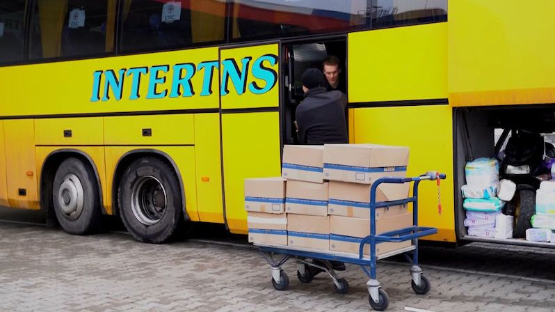 Brit si v Praze koupil autobus a vozí jím ukrajinské uprchlíky