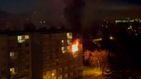 Plameny šlehaly z balkonu, video ukazuje požár v domově důchodců