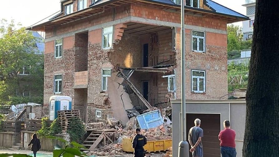 V Praze se zřítila část domu