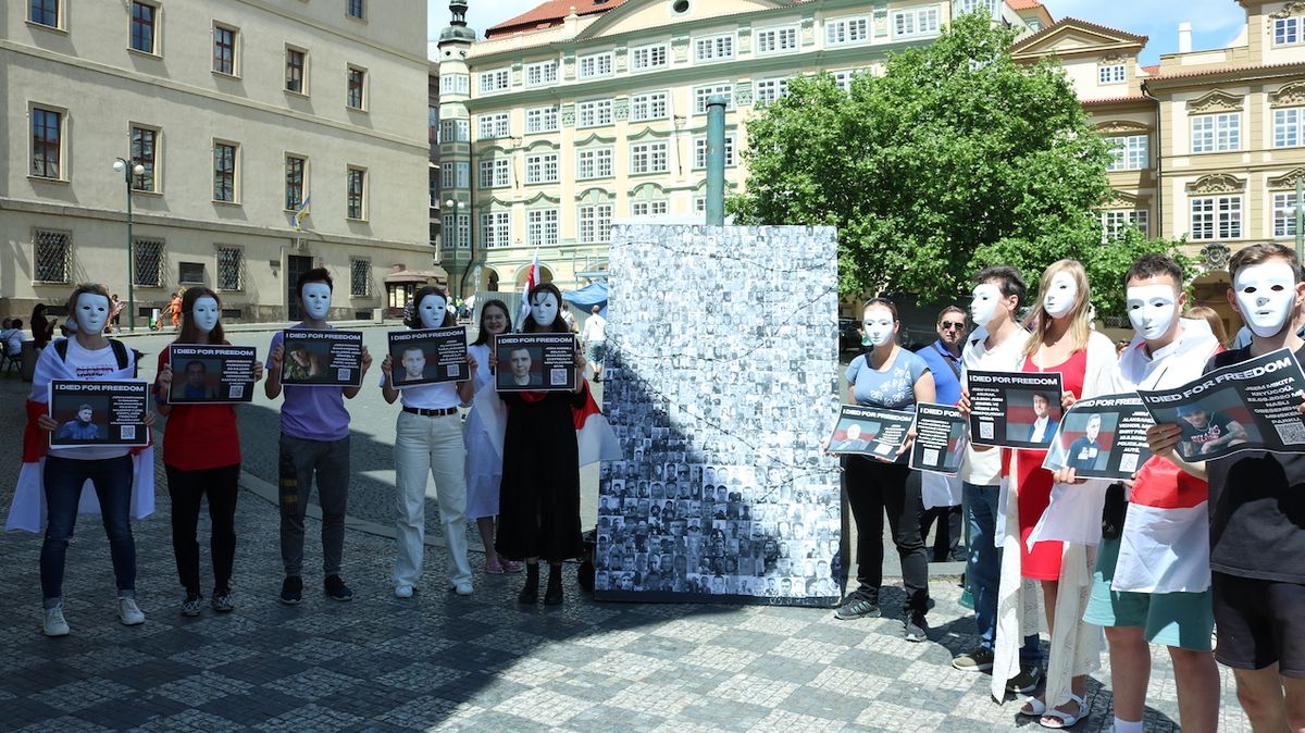 V Praze o víkendu demonstrovali běloruští studenti, aby upozornili na katastrofickou lidskoprávní situaci ve své domovské zemi. Přinesli přes 1400 fotek běloruských disidentů.