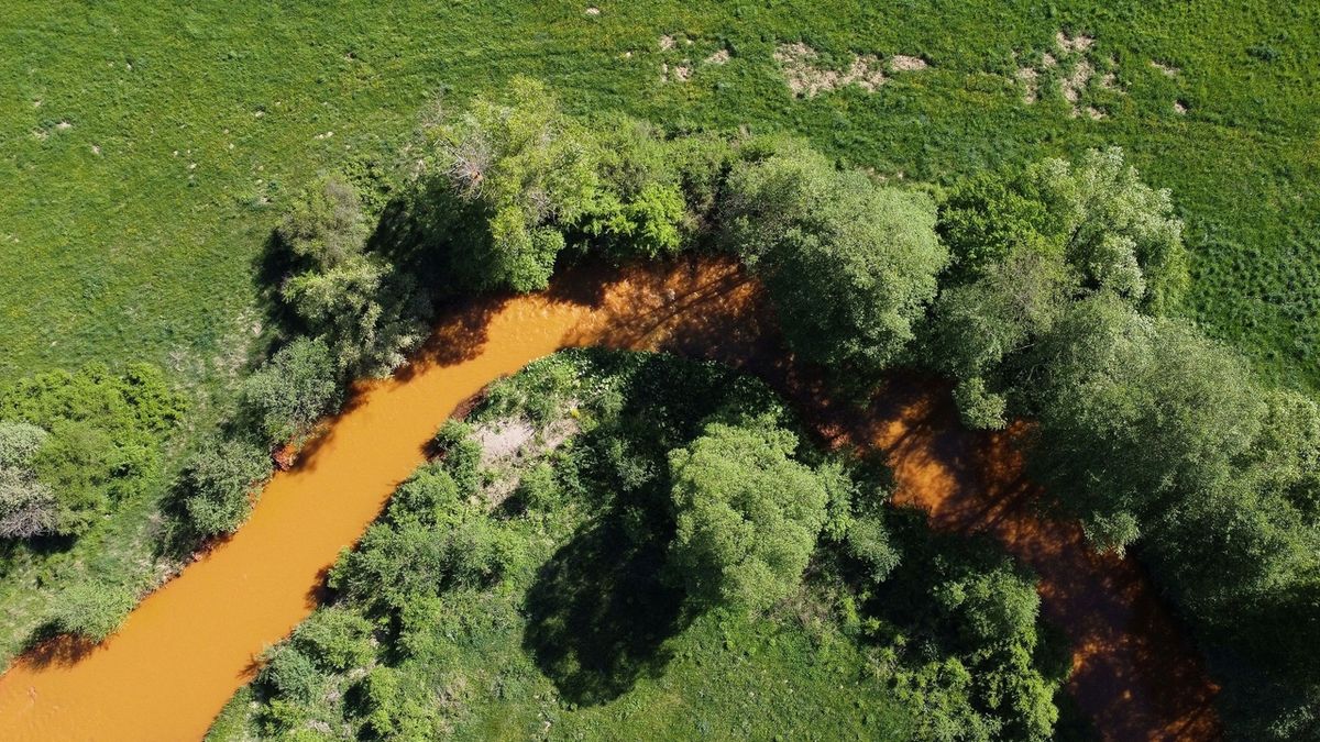 Řeka Slaná, kontaminovaná vodou s vysokým obsahem železa z dolu na železnou rudu.