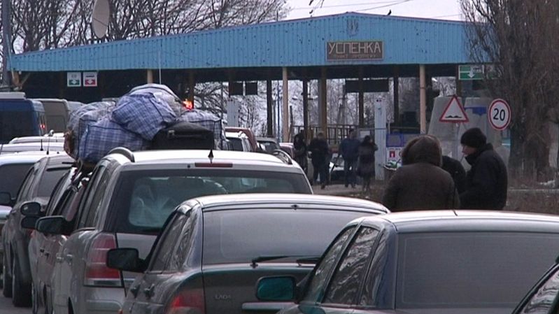BEZ KOMENTÁŘE: Ukrajinci prchají ze země, na hranicích s Ruskem čekaly stovky aut