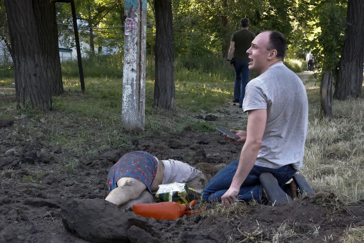 Мужчина оплакивает смерть своей подруги, Донецкая область