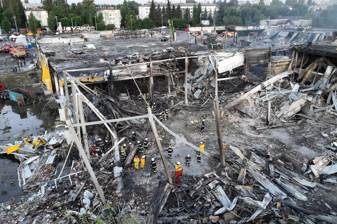 Obchodní centrum v kremenčuku po zásahu ruskou raketou.