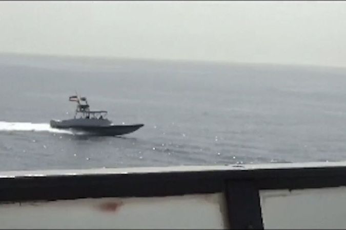 BEZ KOMENTÁŘE: Americké námořnictvo oznámilo, že jeho jednotky se ve strategickém Hormuzském průlivu střetly s íránskými polovojenskými Revolučními gardami