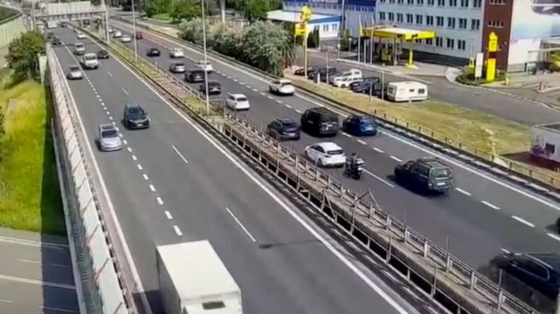 Motorkář v Bratislavě narazil zezadu do auta a na střeše jel dál