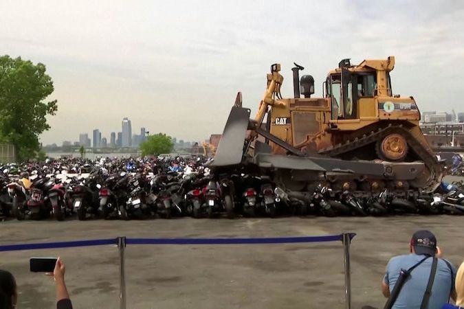 BEZ KOMENTÁŘE: Buldozer sešrotoval stovku zkonfiskovaných motorek v New Yorku