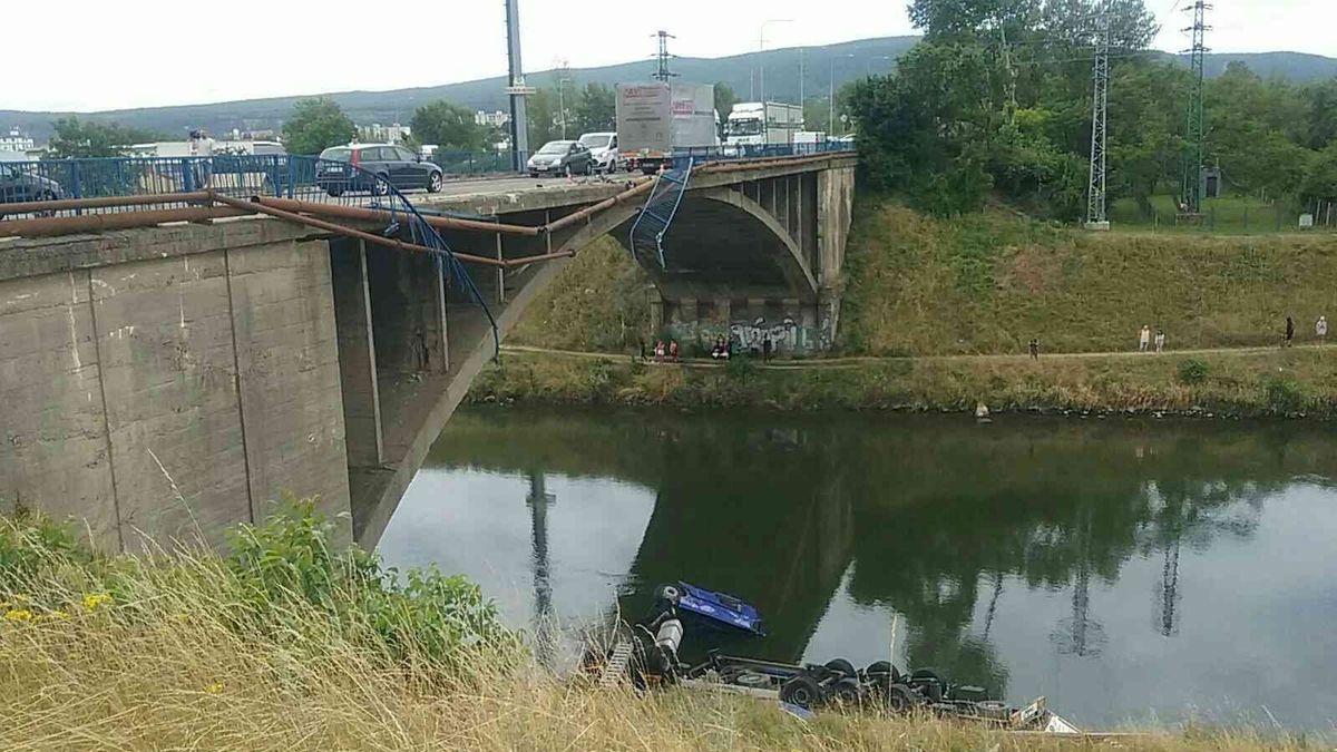 Kamion se na Slovensku zřítil z mostu, řidič se podruhé narodil