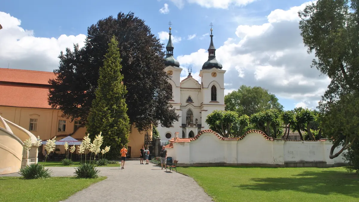 Klášterní kostel postavený podle projektu Santiniho-Aichela, vlevo budova pivovaru