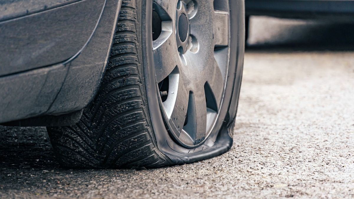 Aktivisté vypustili pneumatiky třiceti SUV. Majitelům napsali, že můžou jít pěšky