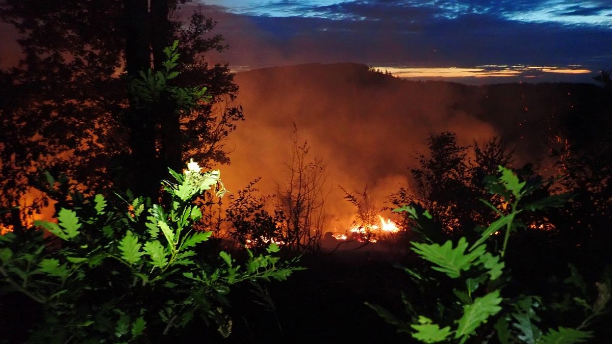 Les už hoří i na Zlínsku, zasahuje 23 jednotek hasičů
