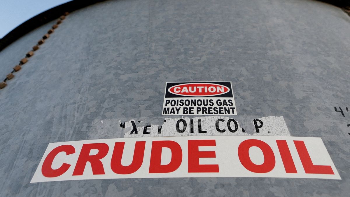 Bude ropa za 65 nebo 380 dolarů? Analytici mají pestré scénáře