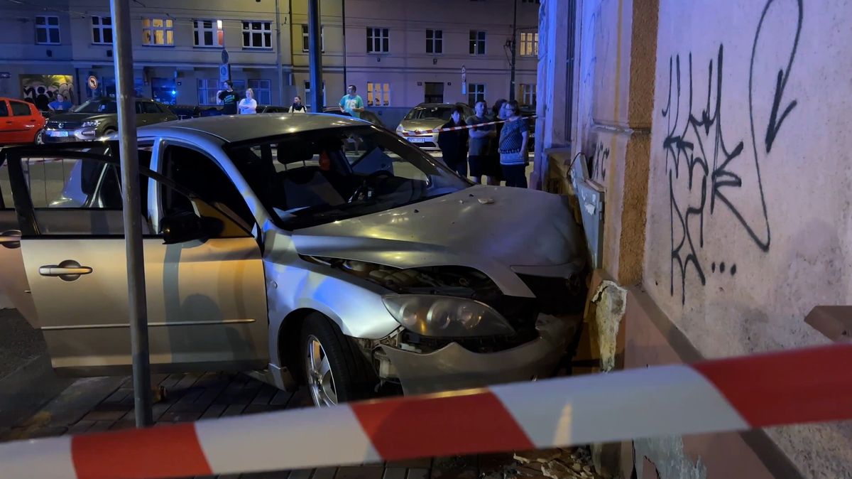 Mazda vrazila do domu v Praze, posádka se pokusila zmizet