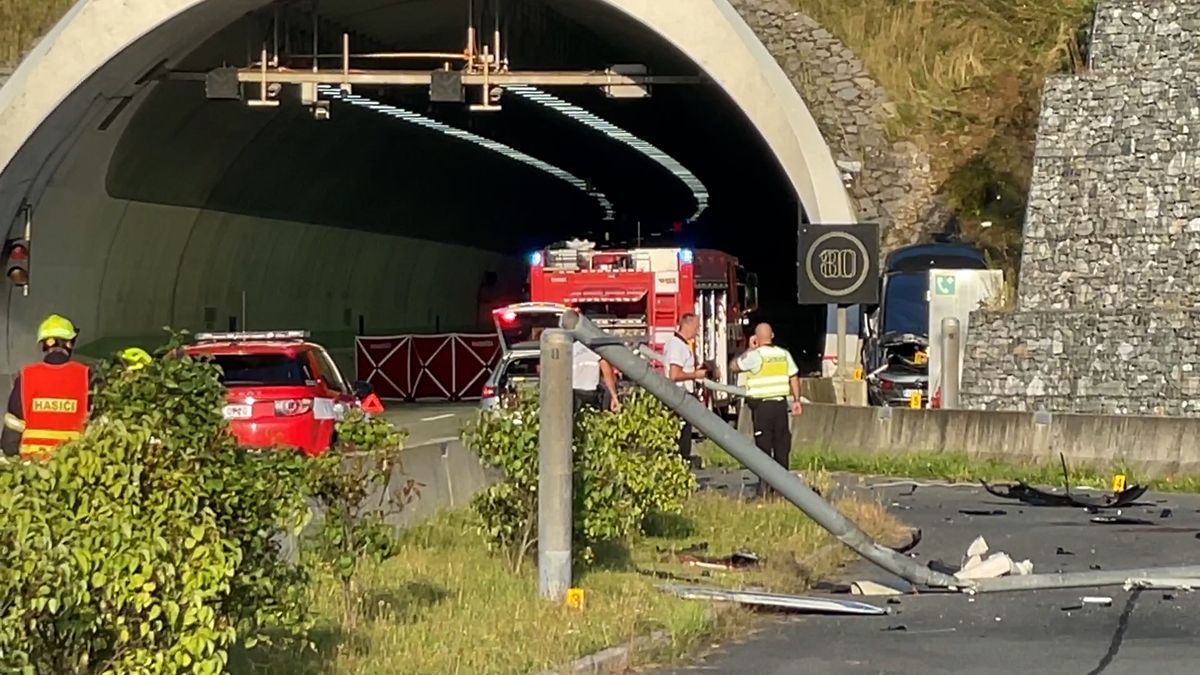 Auto skončilo na dálnici D5 vedle vjezdu do tunelu, řidič nehodu nepřežil