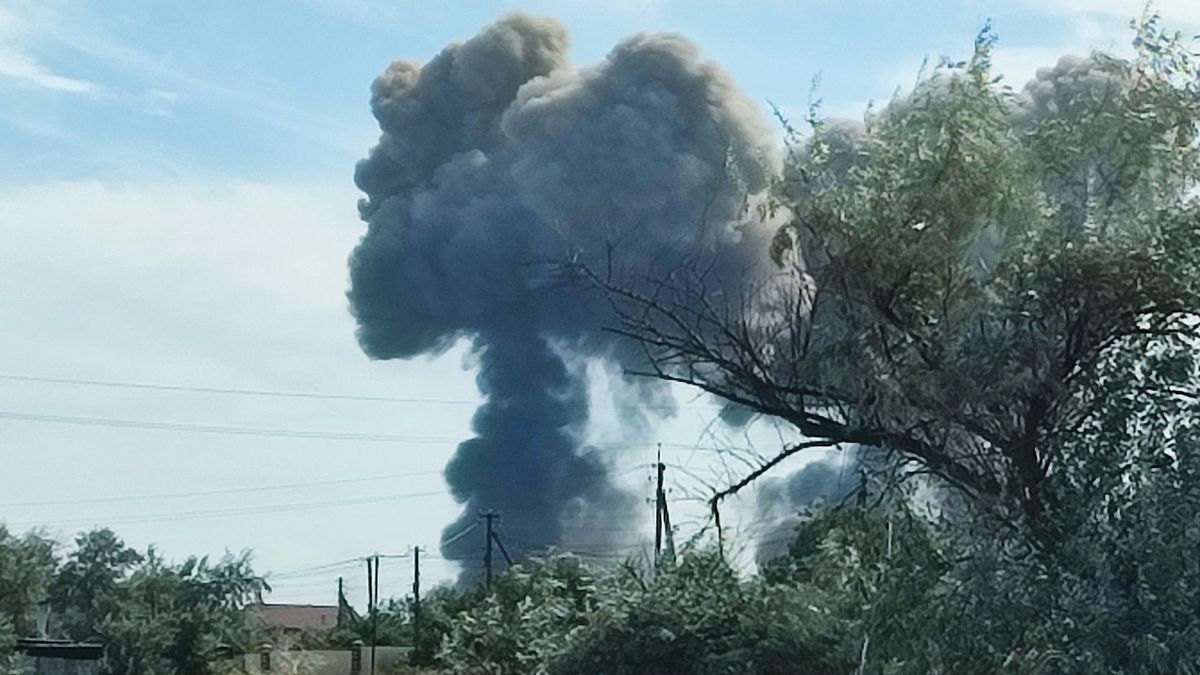 Dým po explozích stoupá z letecké základny Saki na Krymu.