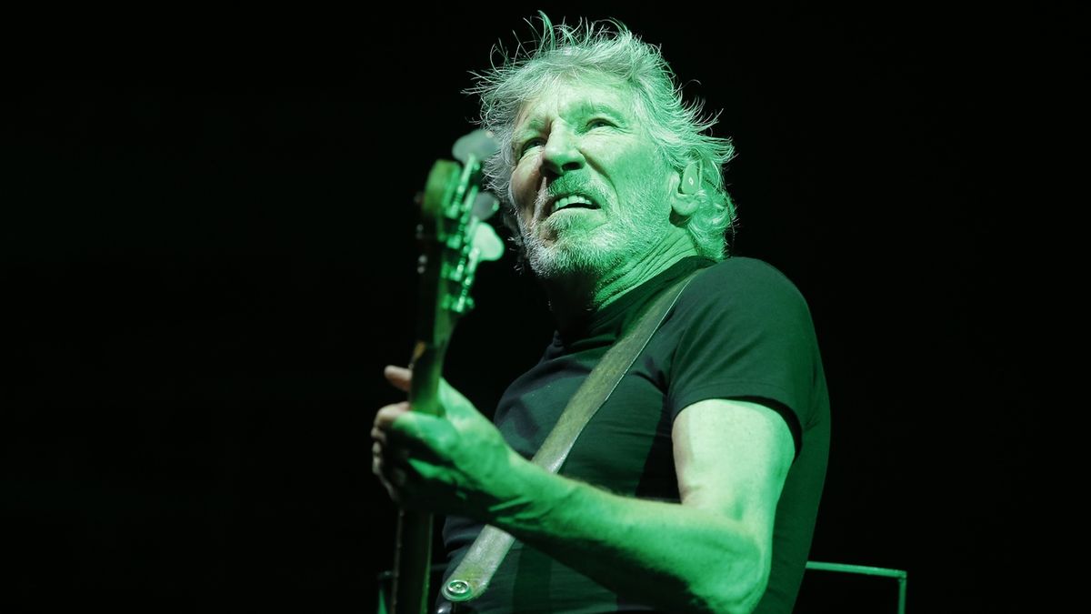 Roger Waters během koncertu v pražské O2 areně