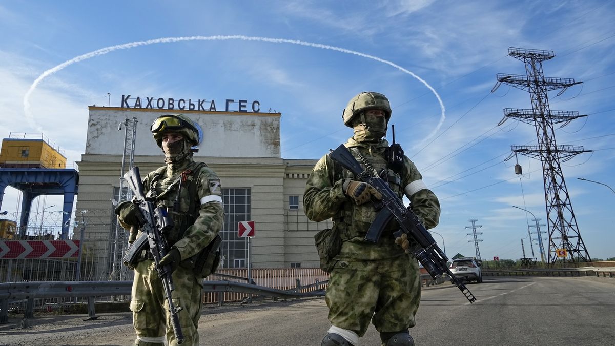 Ruští vojáci střeží vjezd na most na koruně přehrady u Nové Kachovky 