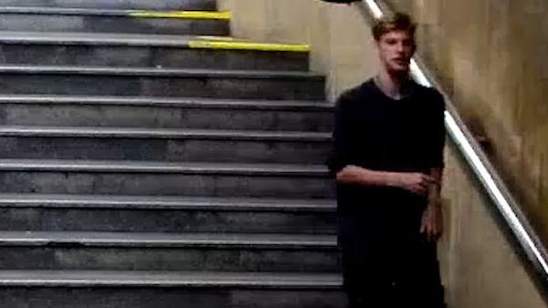 Muž na útěku před revizorem srazil v metru seniorku, hledá ho policie