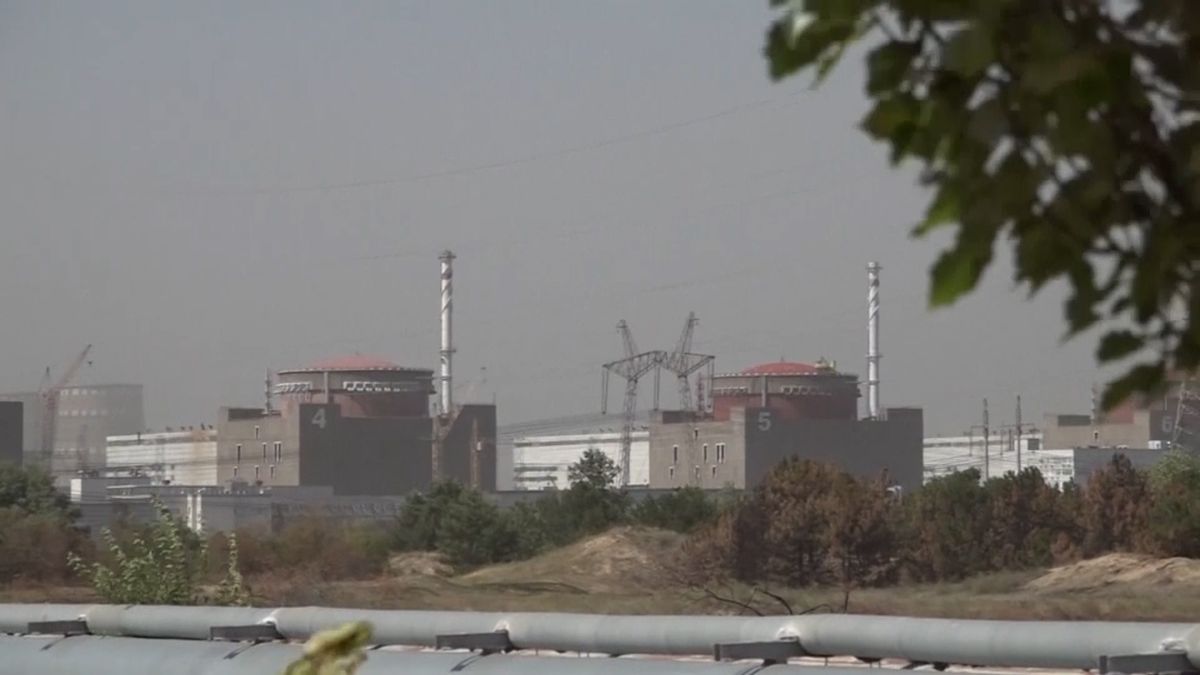 Rusové zaparkovali obrněné transportéry u jaderného reaktoru záporožské elektrárny