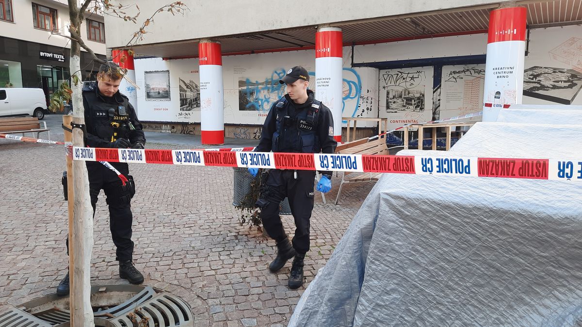Na zahrádce restaurace v Brně našli mrtvého muže