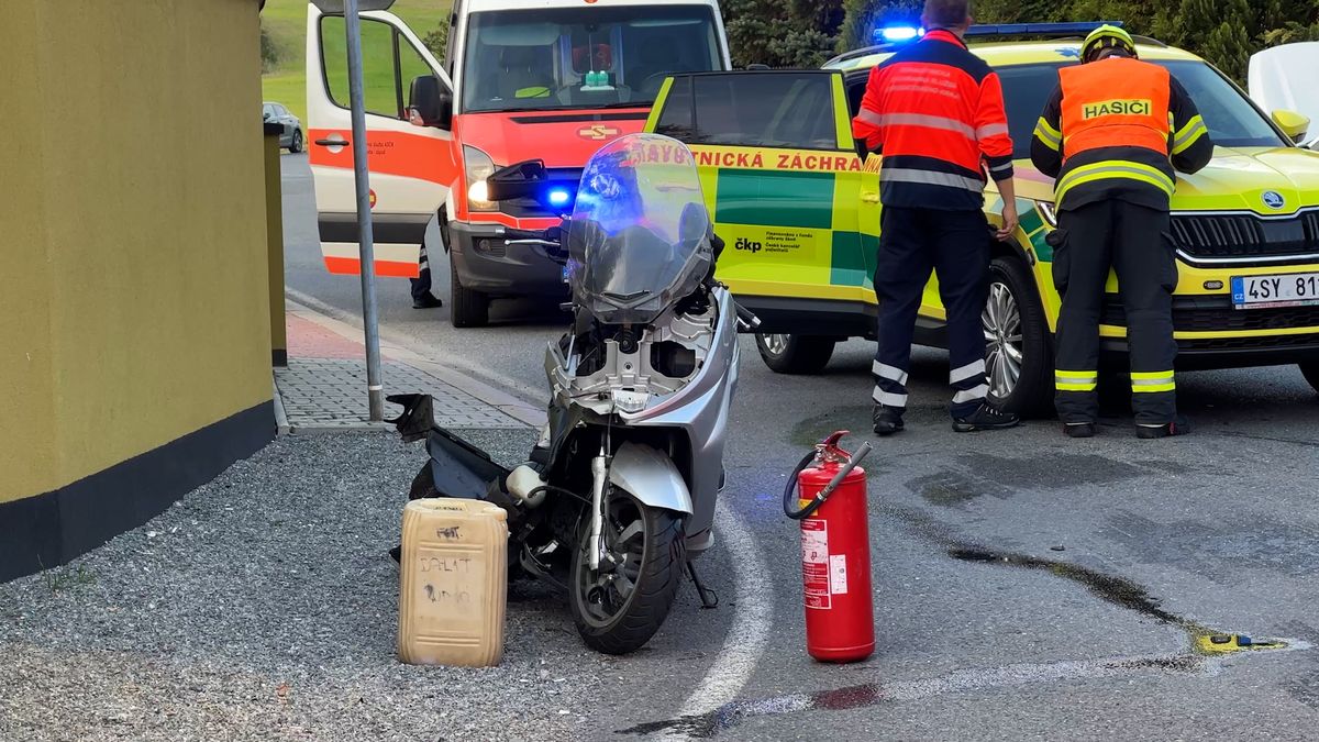 U Prahy se srazil skútr s autem, dva zranění