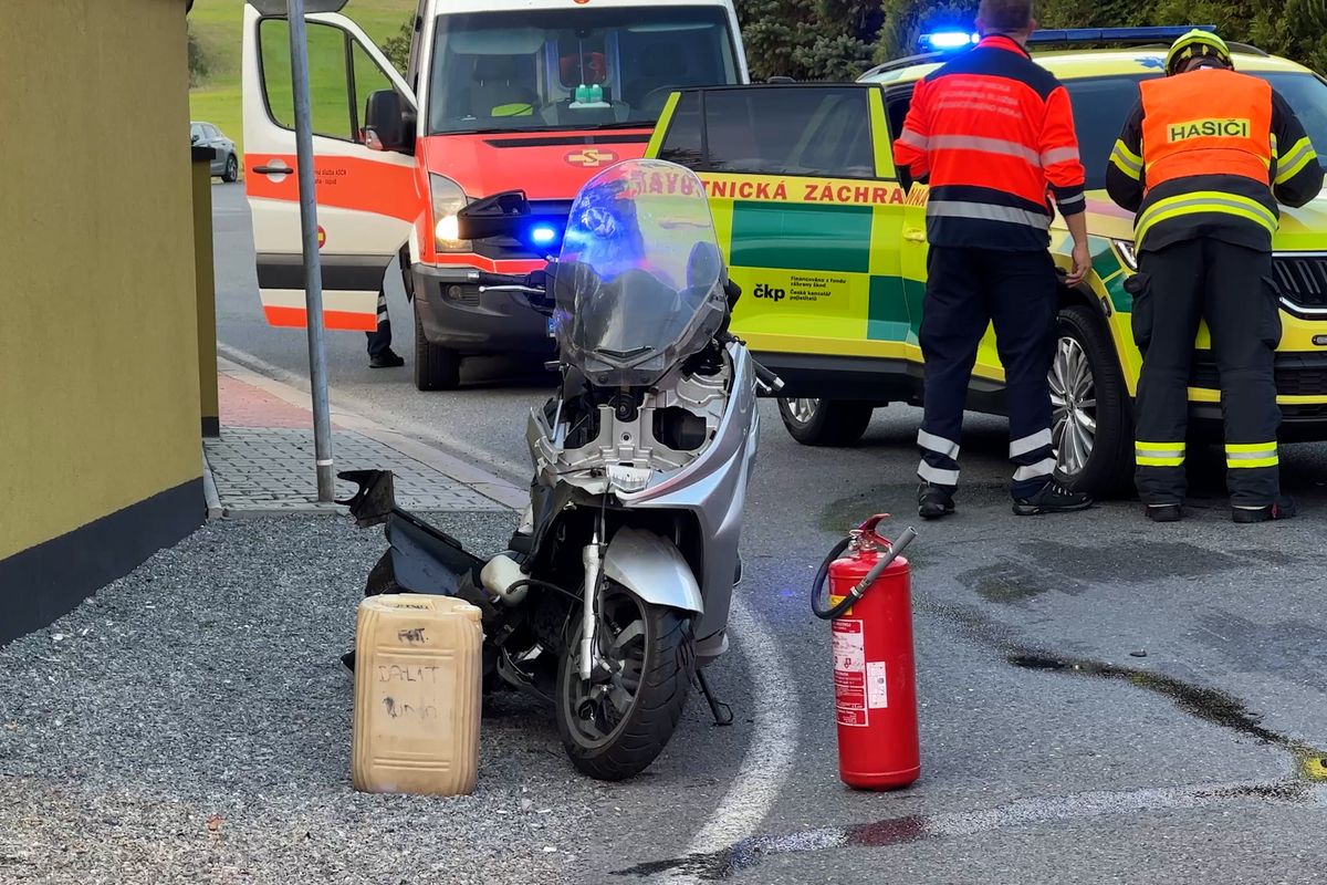 U Prahy se srazil skútr s autem, dva zranění