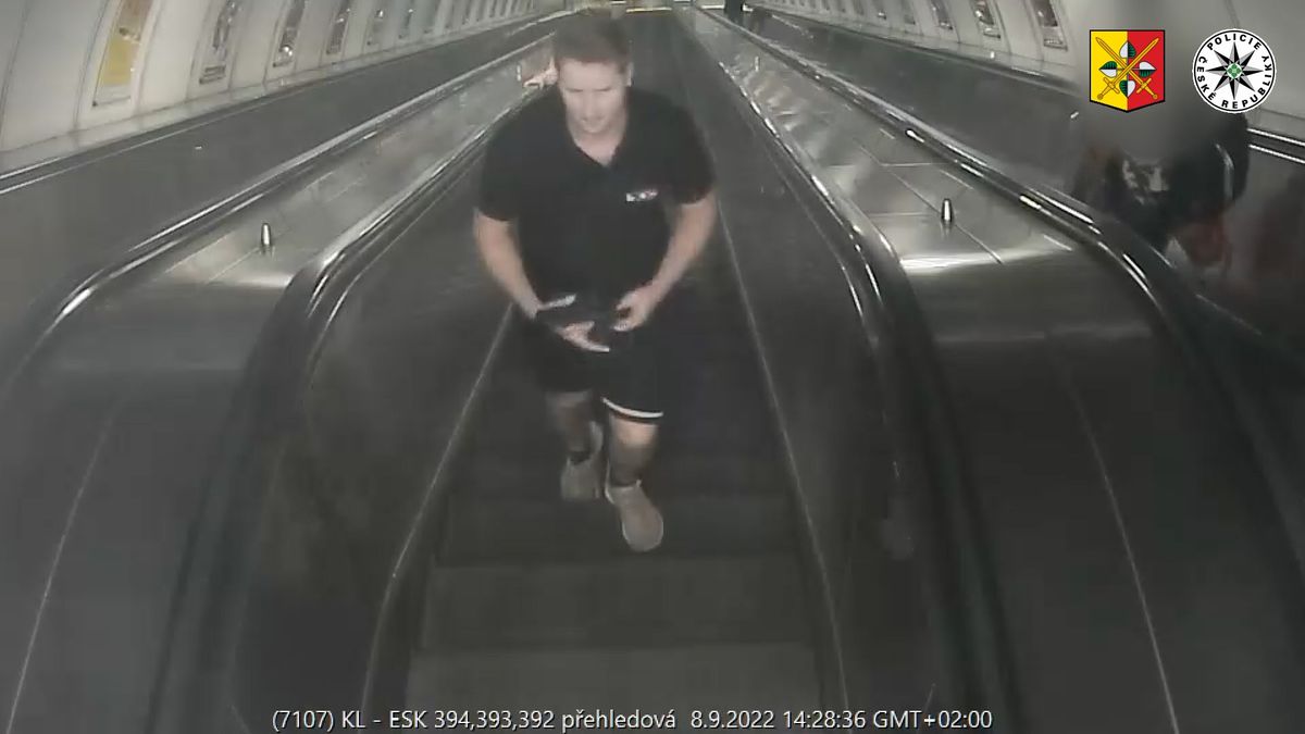 Naštvaný cestující zranil strojvedoucího metra, hledá ho policie
