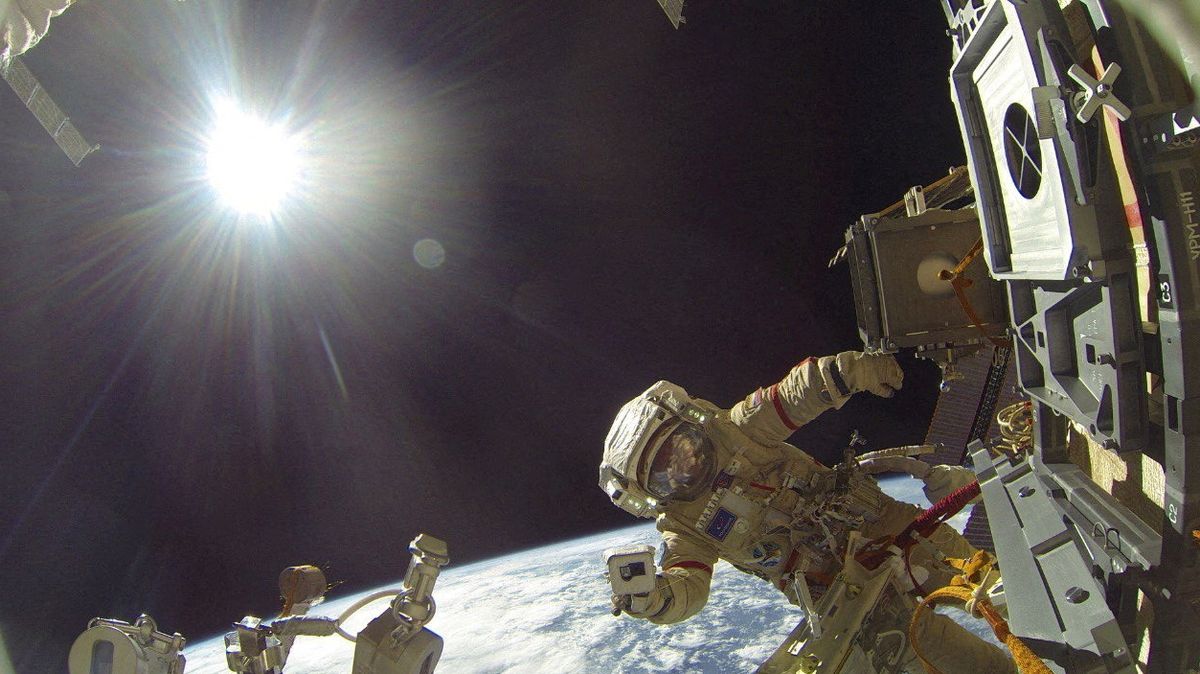 Vraťte velitele zpět do skafandru. NASA omylem odvysílala záznam simulace stavu nouze na ISS