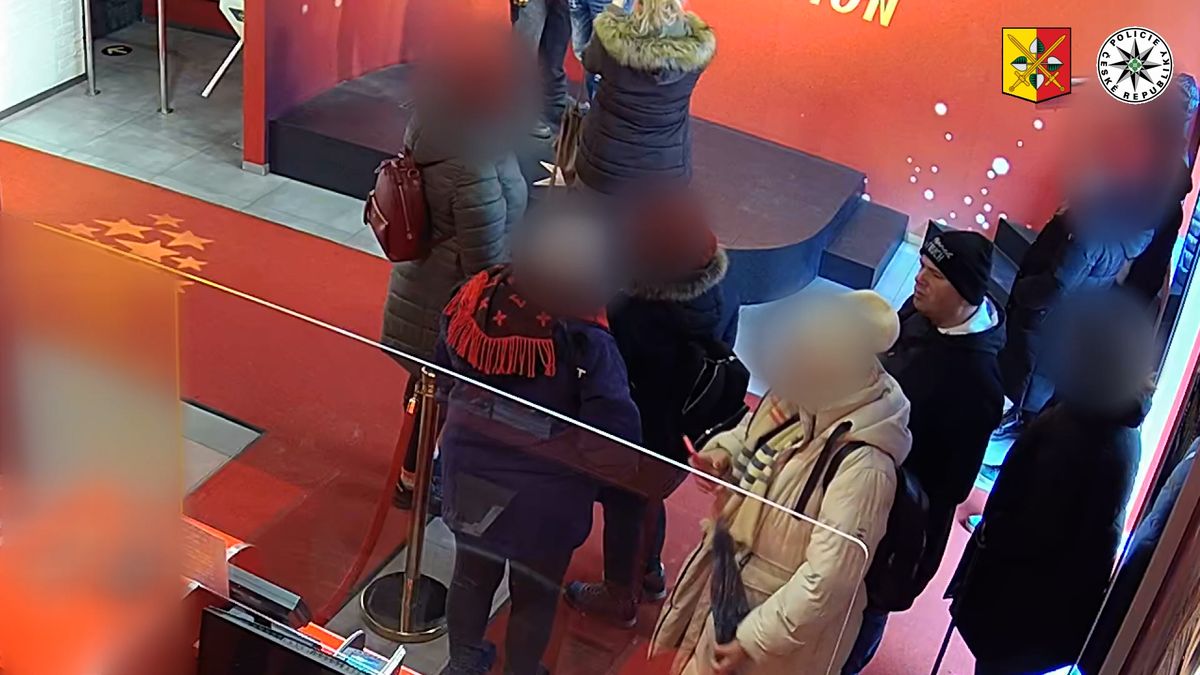 Prošacoval batoh v chumlu turistek v centru Prahy, zachytila ho kamera