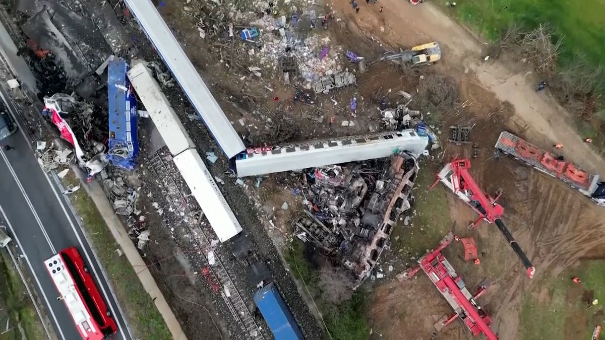 Explozi při srážce vlaků v Řecku zachytila kamera, mrtvých je už 46