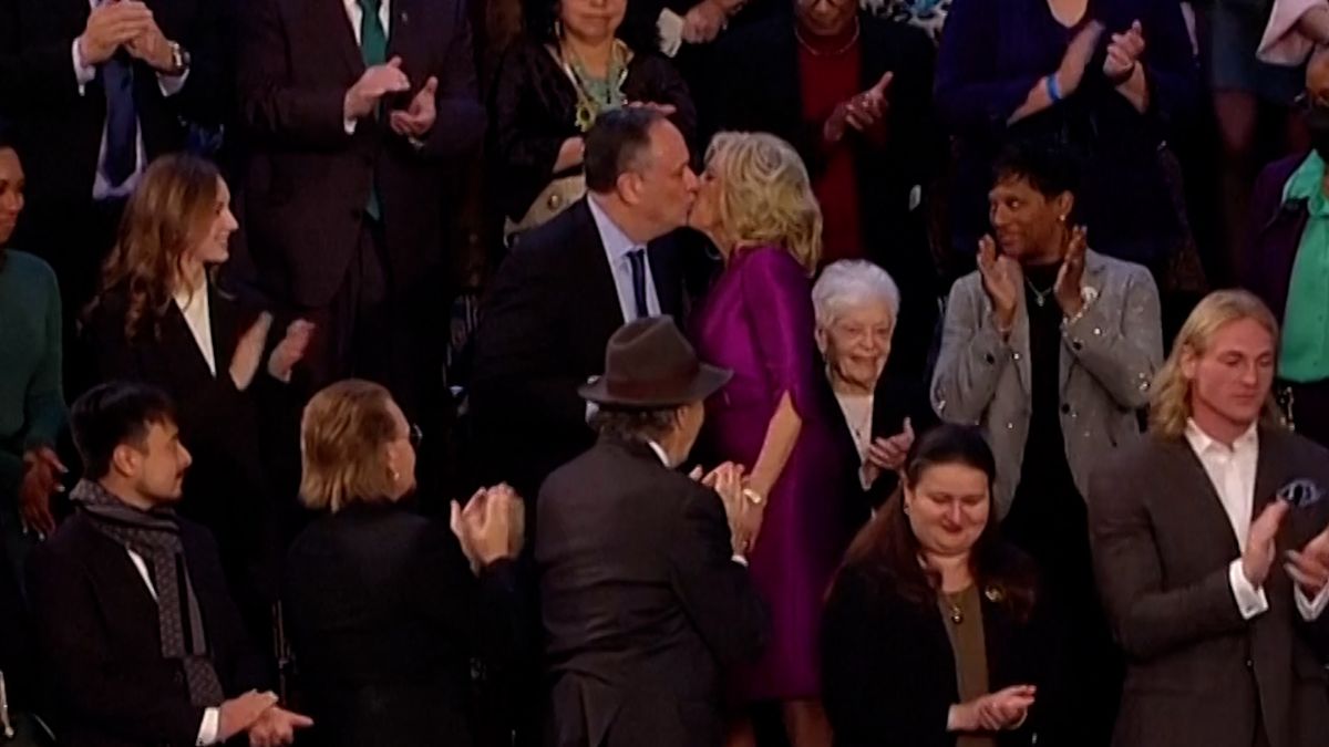 Prudérní Američané kromě Bidenova projevu řešili polibek první dámy
