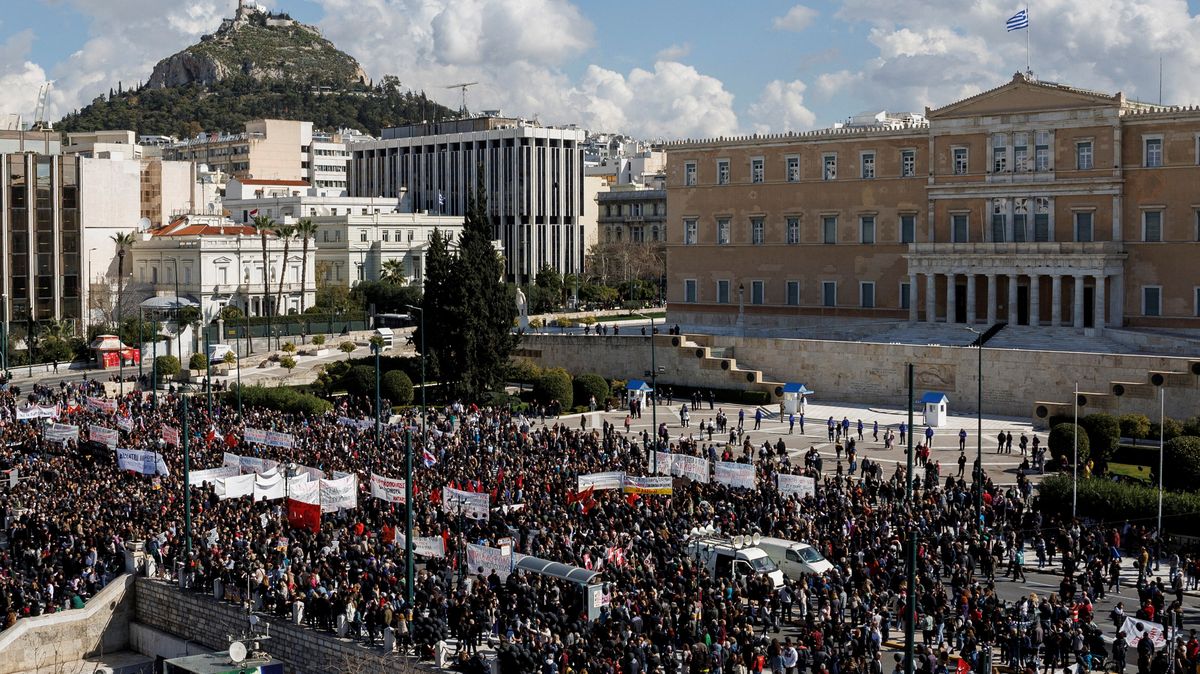 Naštvaní Řekové protestují v centru Atén kvůli situaci na železnici